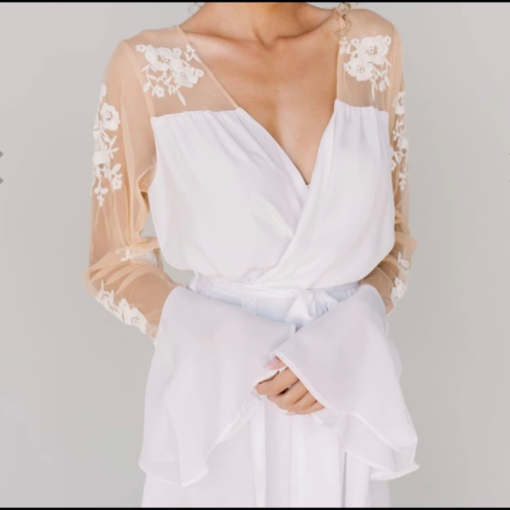 Brand new white robe for bride - Picture 3 of 3
